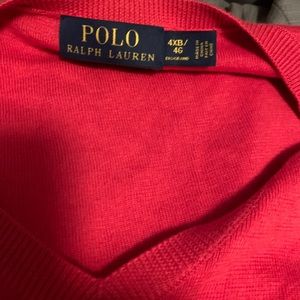 Polo no sleeves sweater.